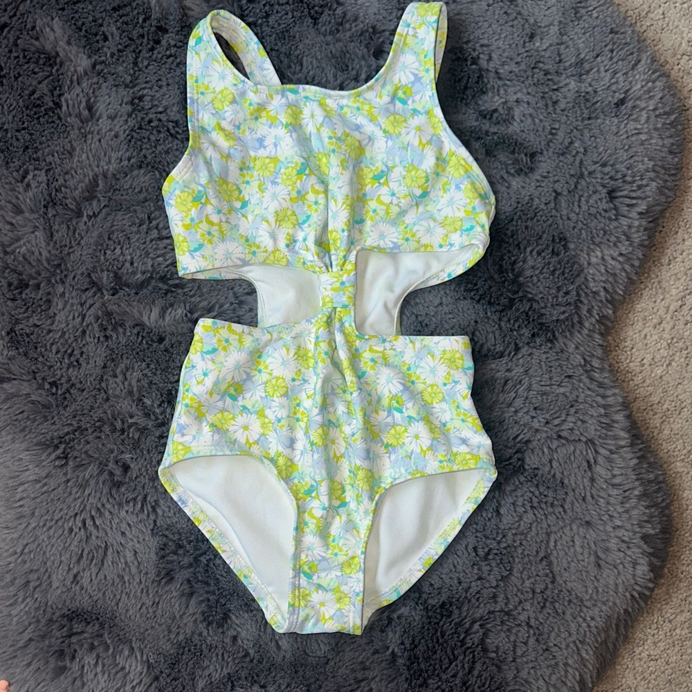 Girls Swimsuit Lot. 4 one-piece swimsuits. Size 6X / 6/7. - Picture 2 of 9
